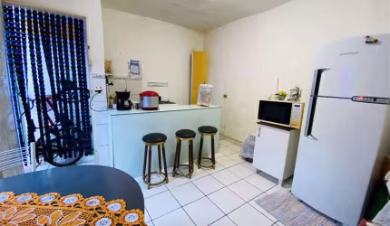 Excelente bangalô duplo refortmado. O imóvel está localizado na Vila Caiçara, bairro que vem recebendo e cada vez mais investimentos na infraestrutura, além de ter o terceiro maior comércio de Praia G