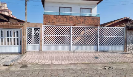 Excelente sobrado de condomínio na Vila Caiçara à 300 metros da praia.