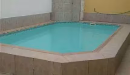 Excelente casa com 04 dormitórios, sendo 02 suítes, piscina e edícula no Jardim Imperador. Aceita permuta por imóvel rural (sítio ou chácara).