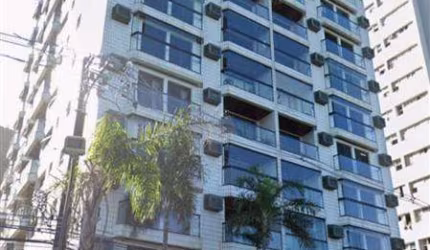 Excelente apartamento de 03 dormitórios, sendo 01 suíte, 02 sacadas, 01 vaga de garagem rotativa, prédio frente ao mar com vista livre. O imóvel está localizado no bairro Itararé em São Vicente, local