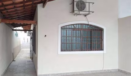 EXCELENTE CASA GEMINADA COM 02 DORMITÓRIOS NO  BAIRRO SOLEMAR EM PRAIA GRANDE!