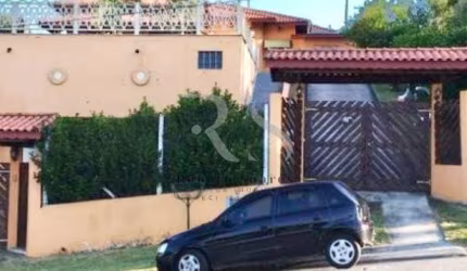 CASA DE CAMPO EM ESTILO COLONIAL, LOCALIZADA NO OUTEIRO DAS FLORES