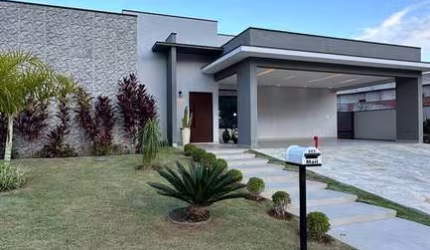 CASA TÉRREA COM 4 SUÍTES LOCALIZADA NO CONDOMÍNIO IBIARAM 2