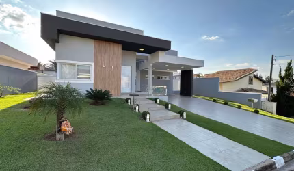 CASA TÉRREA COM 3 SUÍTES LOCALIZADA NO CONDOMÍNIO RESIDENCIAL DOS LAGOS
