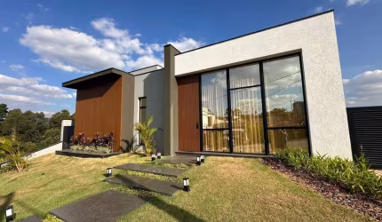 CASA TÉRREA LINEAR, EM PONTO ALTO DO CONDOMÍNIO COM VISTA INCRÍVEL