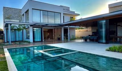 SOBRADO MAGNÍFICO COM ARQUITETURA MODERNA E ACABAMENTOS DE ALTO PADRÃO