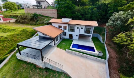 CASA NOVA COM 4 SUITES CERCADA PELO VERDE , LOCALIZADA COND VILLAGE MORRO