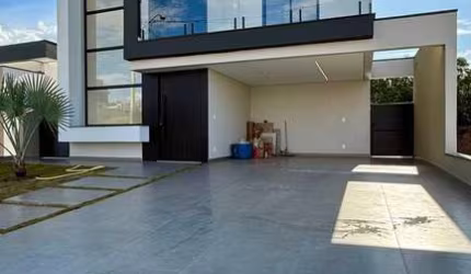 SOBRADO COM 3 SUÍTES E PISCINA, FUNDOS PARA MATA ,  LOCALIZADO NO GRANVILLE