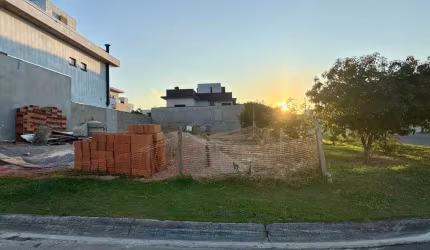 Terreno plano ao lado da área verde