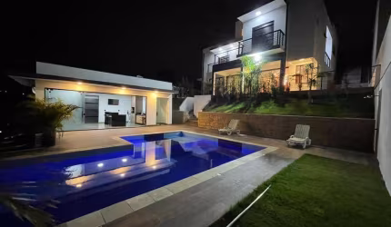 SOBRADO COM 4 SUÍTES E PISCINA BORDA INFINITA, COND. RESIDENCIAL DOS LAGOS