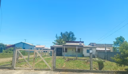Encantadora Casa de 2 Quartos Próxima à Praia – À VENDA