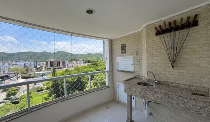 Apartamento quadra mar com churrasqueira a carvão!