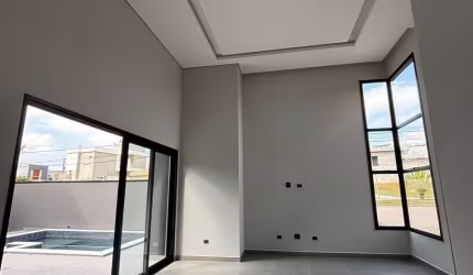 Casa em condomínio com 03 dormitórios, piscina e living com pé direito