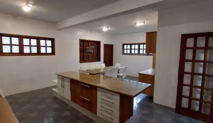Casa espaçosa com 6 dormitórios, moradia ou clinica de beleza e estética!