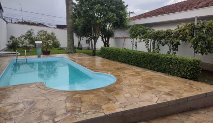 Casa ampla com piscina em bairro tranquilo.