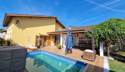 Casa para venda ou locação em condomínio com 03 suítes, casa diferenciada com terreno de 500m²