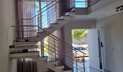 Casa com 04 dormitórios, aconchegante e no melhor condomínio do vale