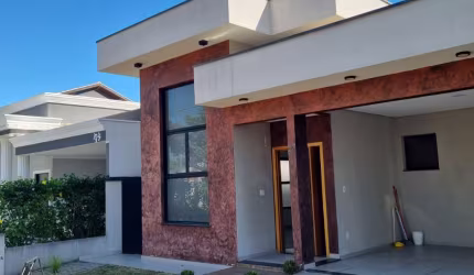 Casa térrea em condomínio fechado com 03 dormitórios