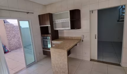 Casa com 04 dormitórios em condomínio com segurança 24h