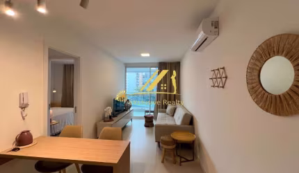 DUETTO BARRA!! Quarto e sala finamente decorado e mobiliado no melhor da Barra. 50m2 Andar intermediário. 1 vaga de garagem.