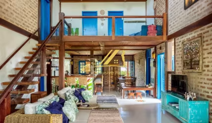 Casa com 5 suítes em Trancoso. 487m2 de área construída! No Condomínio Outeiro das Brisas, Praia do Espelho, beira mar.