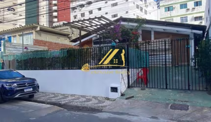 Alugamos Casa para fins comerciais numa ótima localização na Pituba. Bem em frente à Escola Gurilândia. Perto da Av. Paulo VI.