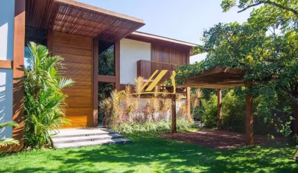 Casa de luxo com 5 suítes, 639m2 de área construída no incrível Condomínio Enseada do Castelo. 1 cota por R$ 1.280.000,00.