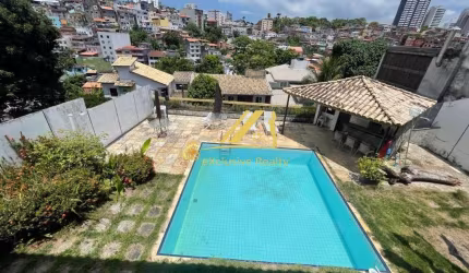 Casa super espaçosa e confortável no Condomínio fechado, Quinta do Candeal. 4 suítes com piscina, churrasqueira e bastante espaço com jardim.