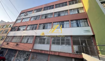 Apartamento 3 quartos, 1 suíte, 143 m2, super amplo, dependência completa na Barra.150 m da praia do Porto da Barra.2 vagas de garagem. Oportunidade
