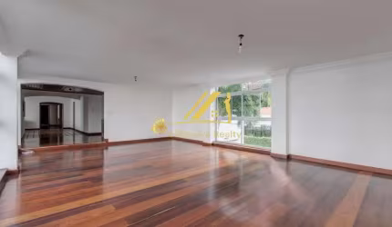 Apartamento 304m² no Morro do Gato.  4 suítes com gabinete, apenas 1 por andar. Nascente. Andar baixo. 3 vagas de garagem. Localização ótima!