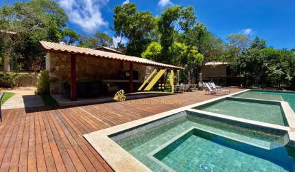 PRAIA DO FORTE EXCLUSIVE: Casa duplex finamente decorada e mobiliada: 3 quartos, lavabo, varanda com espaço gourmet e cozinha americana. Energia solar