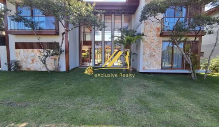 Casa em Praia do Forte finamente decorada e mobiliada. Condomínio Ilha dos Pássaros. 360m2 de área construída, 4 suítes, Jardim, piscina.