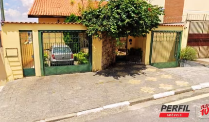 CASA ASSOBRADADA COM 03 DORMITÓRIOS COM 01 SUÍTE E 05 VAGAS.