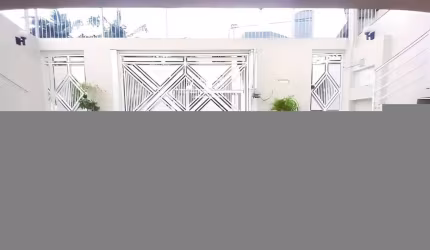 SOBRADO EM CONDOMÍNIO FECHADO COM 04 SUÍTES E 05 VAGAS COBERTAS - 408M²