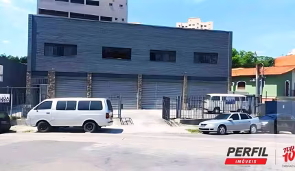 SALÃO COMERCIAL PRIMEIRO ANDAR, COM 390M² DE ÁREA COM 02 BANHEIROS DUPLOS