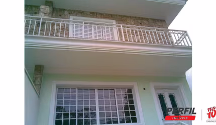 MARAVILHOSO SOBRADO COM FINO ACABAMENTO EM RUA ARBORIZADA