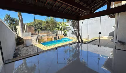 Casa com 5 dormitórios, 450 m² - venda por R$ 2.500.000,00 ou aluguel por R$ 7.900,00 - Vila Petrópolis - Atibaia/SP