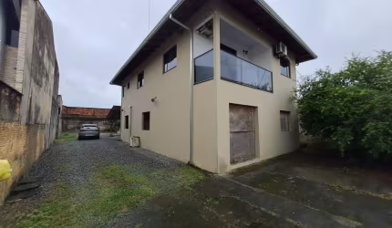 sobrado residencial piso superior e com estrutura para tres salas comerciais no terreo