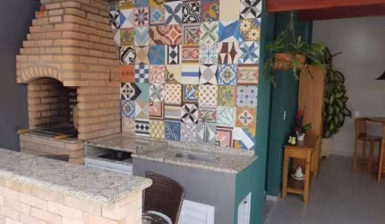 O imóvel no bairro Jardim das Flores tem 130 metros quadrados com 3 quartos sendo 1 suite e 3 banheiros.