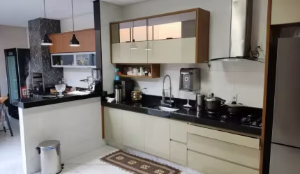 Casas com 3 Quartos e 3 banheiros à Venda em Jardim das Flores