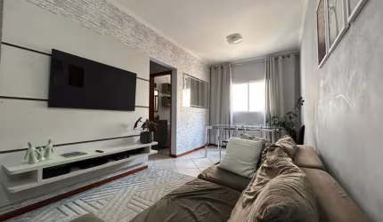 Apartamento de 02 dormitórios com móveis planejados no Residencial Espanha.