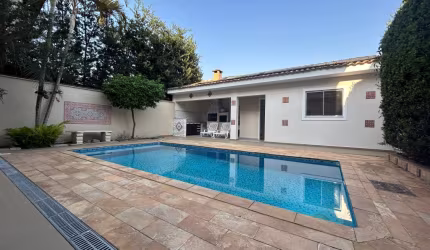 Sobrado de 03 dormitórios com piscina e lareira no Granja Olga