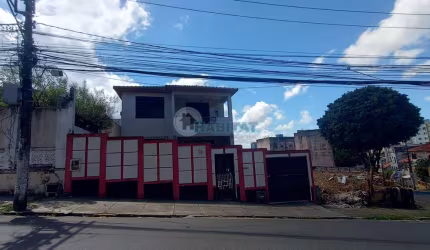 Ampla casa com 300 m2 na Vila Laura