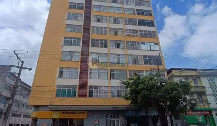 Amplo apartamento de 3/4 com dependência - Mares