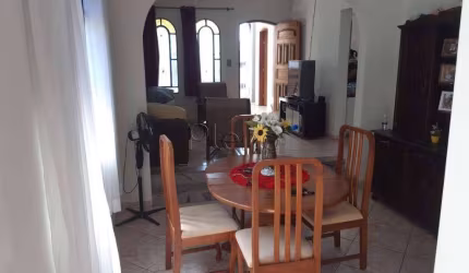 Casa à venda com 3 quartos no Vila Clayton, Valinhos.