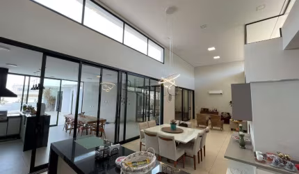 Casa à venda com 3 suítes no Chácaras Silvania, Valinhos.