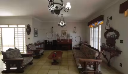 Casa à venda com com 268m² no Parque São Quirino em Campinas.