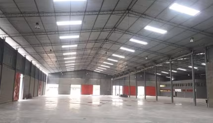Galpão 8.000m² sendo 5.200m² cobertos com docas