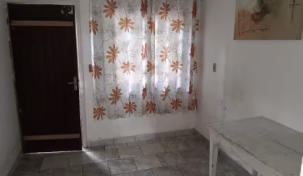 Casa Progresso/Blumenau contendo 01 dormitório.