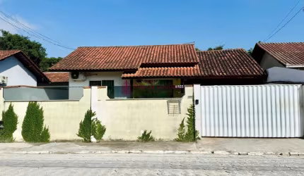 Casa com 4 dormitórios sendo 1 suíte na Meia Praia em Navegantes - Patrícia Cous